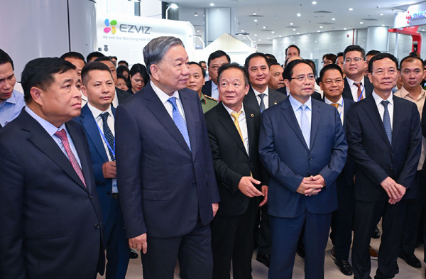 Tiếp tục đẩy mạnh ứng dụng AI, “siêu cảng” Việt Nam SuperPort™ của T&T Group gây ấn tượng mạnh tại VIIE 2025 -0
