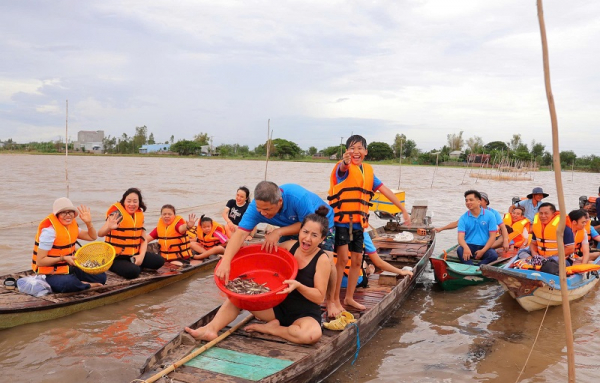 Mưu sinh mùa nước nổi gắn với du lịch sinh thái -0