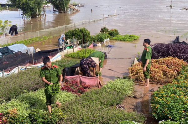CBCS Công an tỉnh Ninh Bình “Vì nước quên thân, vì dân phục vụ” ứng phó với cơn bão số 10 -0