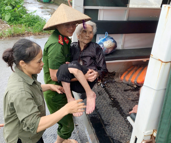 CBCS Công an tỉnh Ninh Bình “Vì nước quên thân, vì dân phục vụ” ứng phó với cơn bão số 10 -0