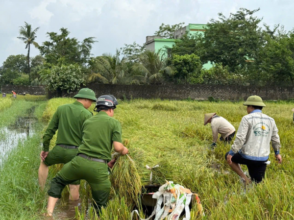 CBCS Công an tỉnh Ninh Bình “Vì nước quên thân, vì dân phục vụ” ứng phó với cơn bão số 10 -0