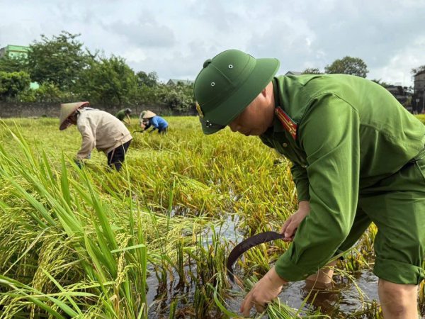 CBCS Công an tỉnh Ninh Bình “Vì nước quên thân, vì dân phục vụ” ứng phó với cơn bão số 10 -1
