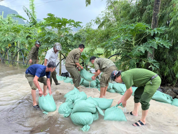 CBCS Công an tỉnh Ninh Bình “Vì nước quên thân, vì dân phục vụ” ứng phó với cơn bão số 10 -2