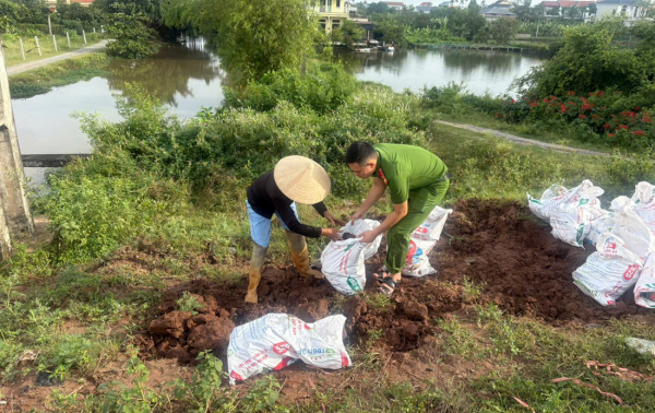 CBCS Công an tỉnh Ninh Bình “Vì nước quên thân, vì dân phục vụ” ứng phó với cơn bão số 10 -1