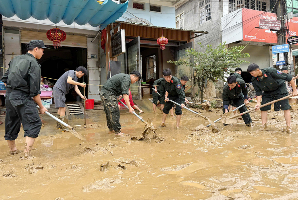 Nhanh chóng dọn dẹp, giúp nhân dân sớm ổn định cuộc sống -0