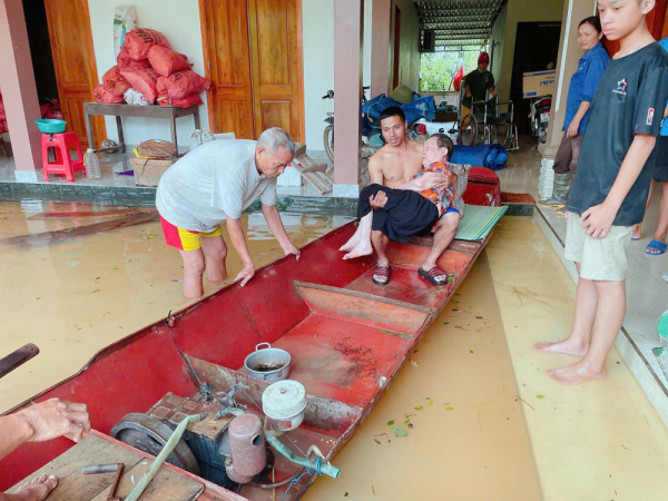 Khẩn cấp cứu hộ hàng nghìn hộ dân ngập chìm trong đợt lũ lịch sử -0