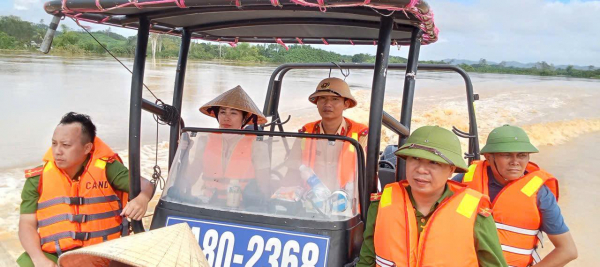 Khẩn cấp cứu hộ hàng nghìn hộ dân ngập chìm trong đợt lũ lịch sử -0