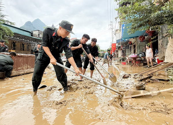 Nhanh chóng dọn dẹp, giúp nhân dân sớm ổn định cuộc sống -4