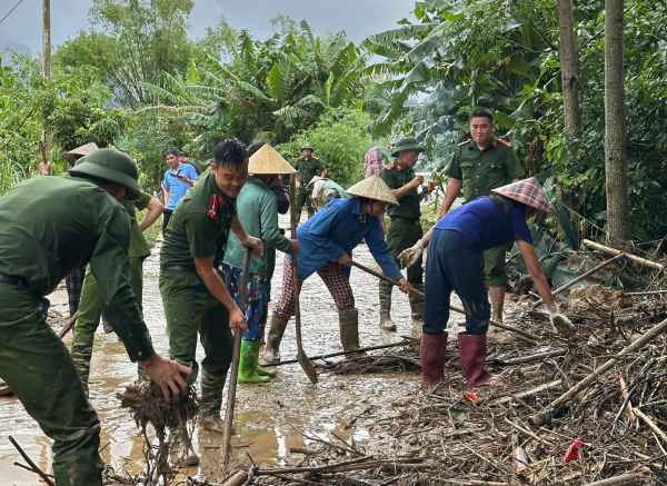 Công an xã ở Thanh Hoá chủ động khắc phục hậu quả sau mưa bão -0