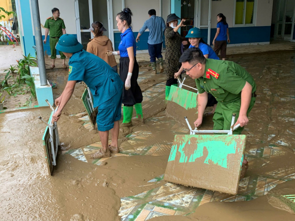 Công an xã ở Thanh Hoá chủ động khắc phục hậu quả sau mưa bão -0