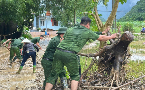 Công an xã ở Thanh Hoá chủ động khắc phục hậu quả sau mưa bão -0