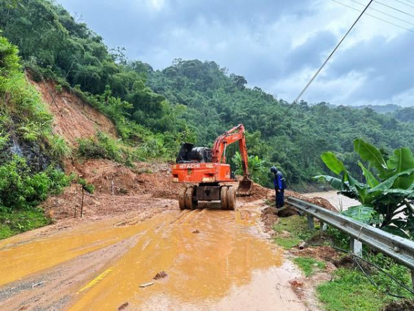 97 vị trí ách tắc giao thông sau bão số 10 sẽ được thông xe trong  ngày 2/10 -0