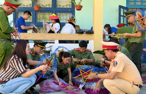 Mang Trung thu sớm đến với thiếu nhi vùng biên giới La Êê -0