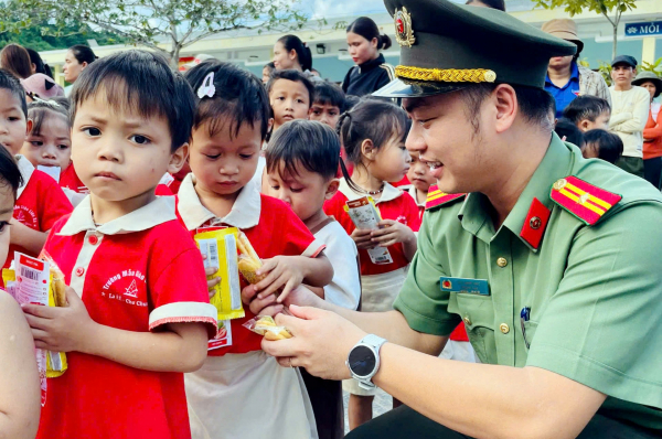Mang Trung thu sớm đến với thiếu nhi vùng biên giới La Êê -0