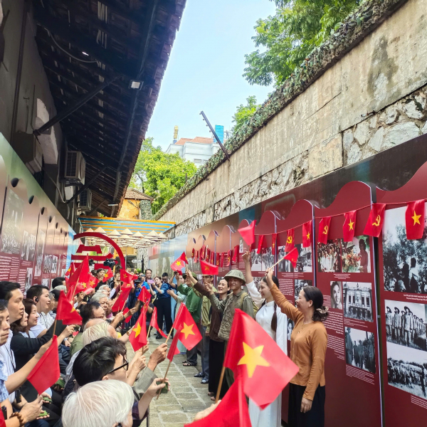 Trưng bày “Vang mãi khúc khải hoàn” kỷ niệm 71 năm Ngày Giải phóng Thủ đô -0