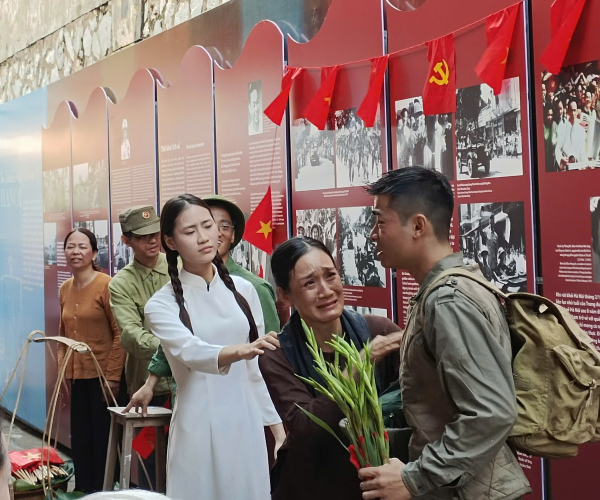 Trưng bày “Vang mãi khúc khải hoàn” kỷ niệm 71 năm Ngày Giải phóng Thủ đô -0