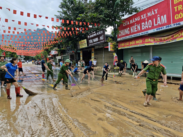 Công an tỉnh Cao Bằng kiên cường giúp dân vượt mưa bão -0