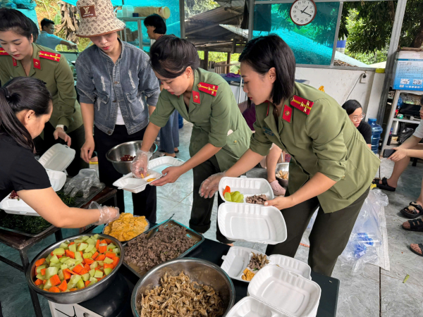 Công an tỉnh Cao Bằng kiên cường giúp dân vượt mưa bão -0