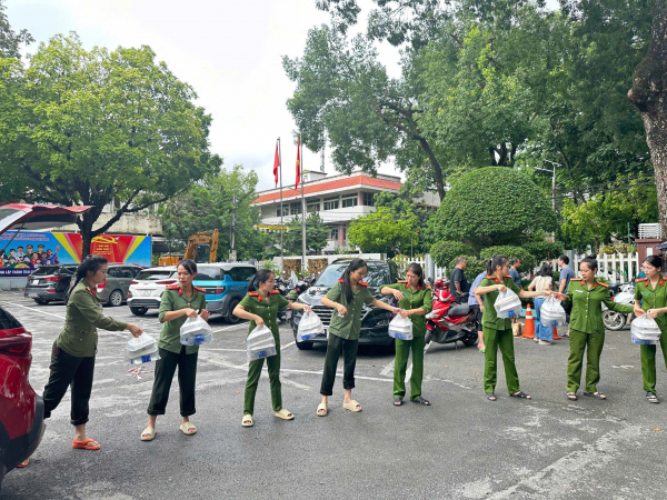 Công an tỉnh Cao Bằng kiên cường giúp dân vượt mưa bão -1