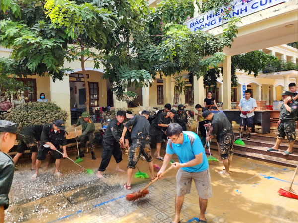 Công an tỉnh Cao Bằng kiên cường giúp dân vượt mưa bão -0