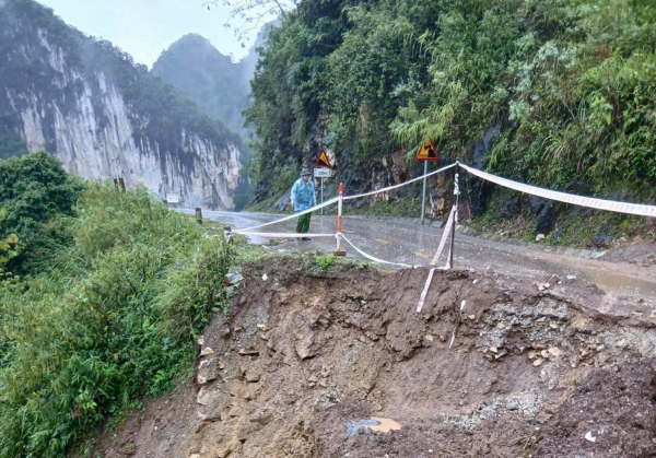 Công an tỉnh Cao Bằng kiên cường giúp dân vượt mưa bão -0