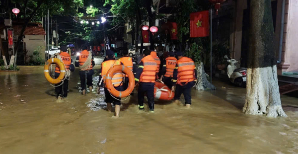 Công an tỉnh Cao Bằng kiên cường giúp dân vượt mưa bão -0
