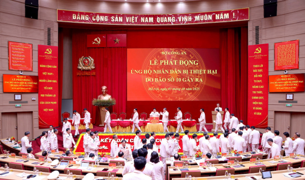 Đảng uỷ Công an Trung ương phát động ủng hộ nhân dân bị thiệt hại do bão số 10 -0