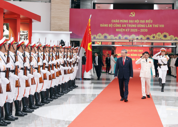 Các đồng chí lãnh đạo chủ chốt của Đảng dự Đại hội đại biểu Đảng bộ Công an Trung ương lần thứ VIII -1