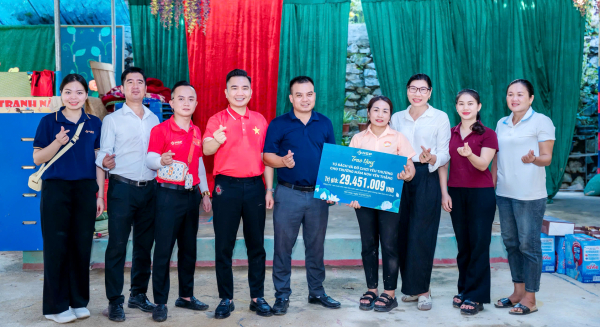 Hoàng Gia Phát Group trao tủ sách, tặng quà trung thu tới học sinh vùng lũ -0