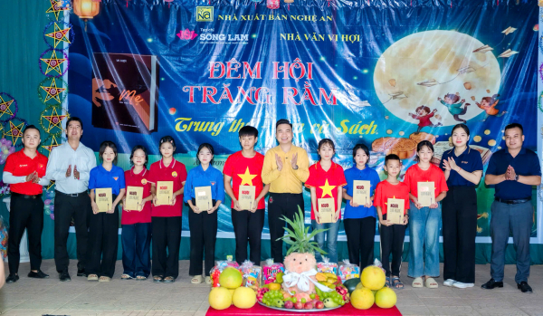 Hoàng Gia Phát Group trao tủ sách, tặng quà trung thu tới học sinh vùng lũ -0