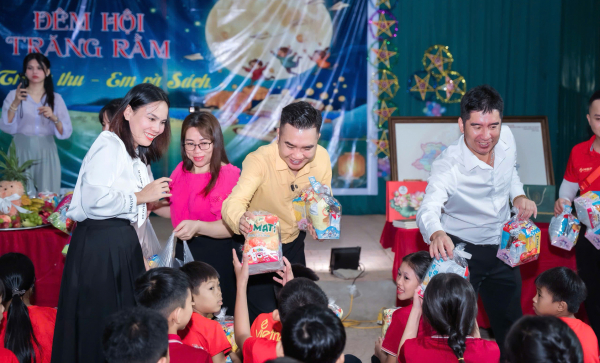 Hoàng Gia Phát Group trao tủ sách, tặng quà trung thu tới học sinh vùng lũ -0