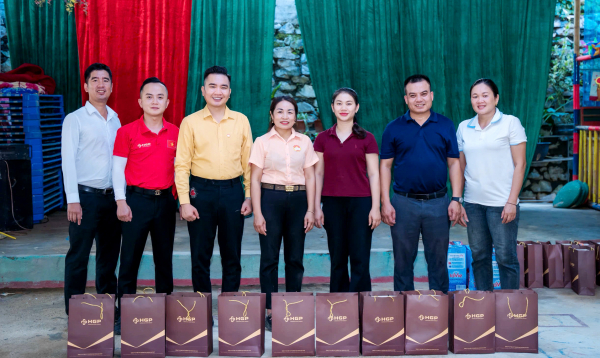 Hoàng Gia Phát Group trao tủ sách, tặng quà trung thu tới học sinh vùng lũ -0