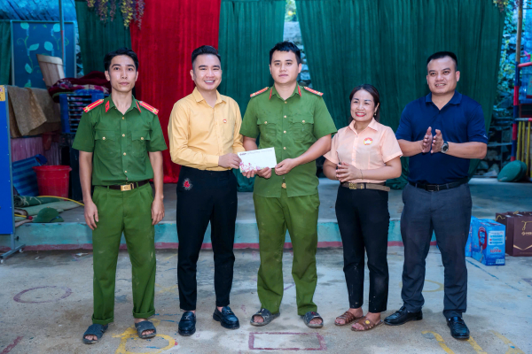 Hoàng Gia Phát Group trao tủ sách, tặng quà trung thu tới học sinh vùng lũ -0