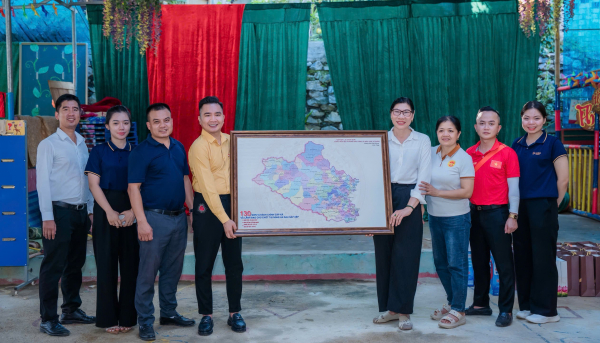 Hoàng Gia Phát Group trao tủ sách, tặng quà trung thu tới học sinh vùng lũ -1