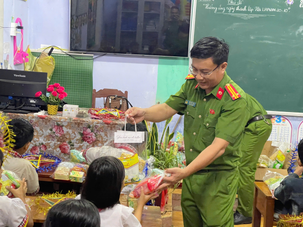 Mang Trung thu yêu thương đến với trẻ em nơi đại ngàn Trường Sơn -0