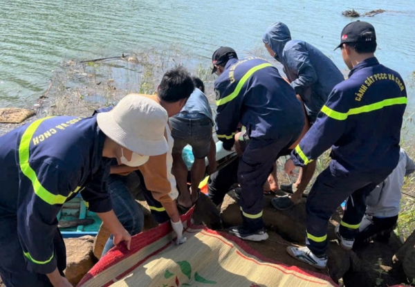 Tìm thấy thi thể người phụ nữ sau 3 ngày bị nước lũ cuốn trôi -0