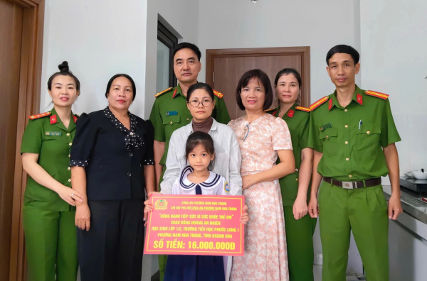 Công an phường Nam Nha Trang vận động hỗ trợ một học sinh nghèo chữa bệnh -0