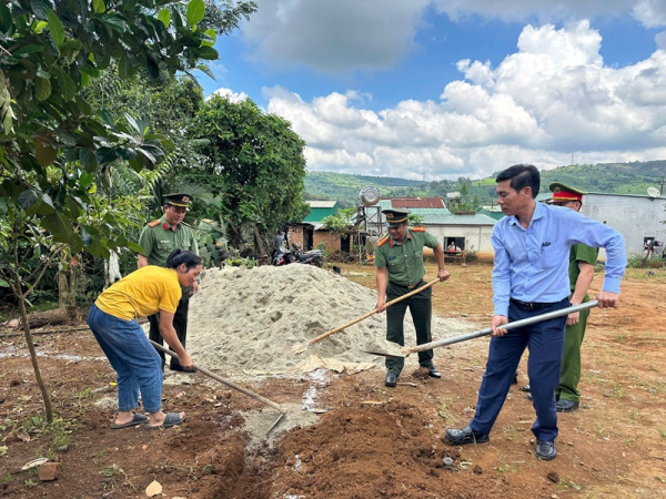Công an Lâm Đồng khởi công xây nhà cho hộ nghèo vùng dân tộc thiểu số -0