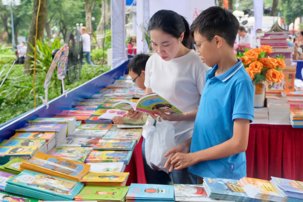 Nhà xuất bản Giáo dục Việt Nam tham gia hội sách với nhiều ấn phẩm hấp dẫn, độc đáo -0
