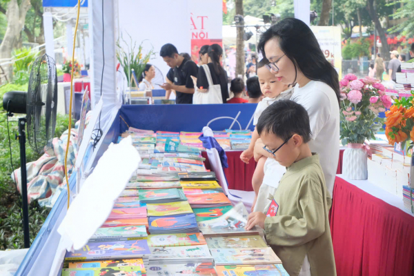 Nhà xuất bản Giáo dục Việt Nam tham gia hội sách với nhiều ấn phẩm hấp dẫn, độc đáo -0