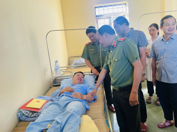 Thứ trưởng Đặng Hồng Đức thăm, động viên cán bộ Công an tỉnh Thái Nguyên bị thương khi cứu dân chạy lũ -0