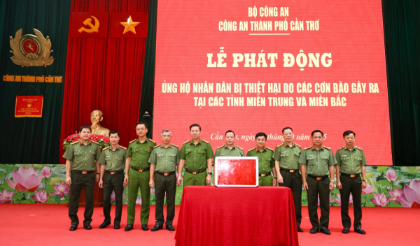 CBCS Công an TP Cần Thơ quyên góp 5,7 tỷ đồng ủng hộ đồng bào bị ảnh hưởng bão số 10 -0