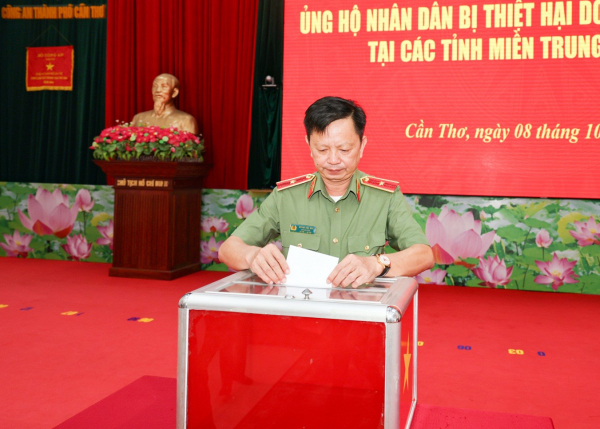 CBCS Công an TP Cần Thơ quyên góp 5,7 tỷ đồng ủng hộ đồng bào bị ảnh hưởng bão số 10 -1