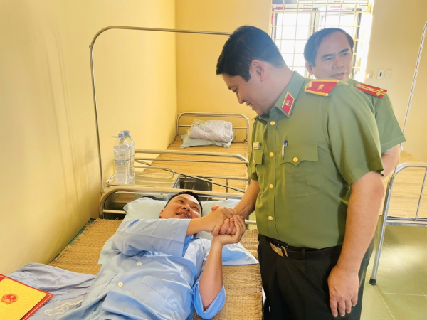 Thứ trưởng Đặng Hồng Đức thăm, động viên cán bộ Công an tỉnh Thái Nguyên bị thương khi cứu dân chạy lũ -0