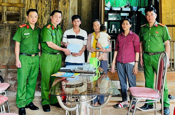 Công an hỗ trợ, kêu gọi giúp đỡ bé gái 17 tháng tuổi mắc bệnh xơ gan -0