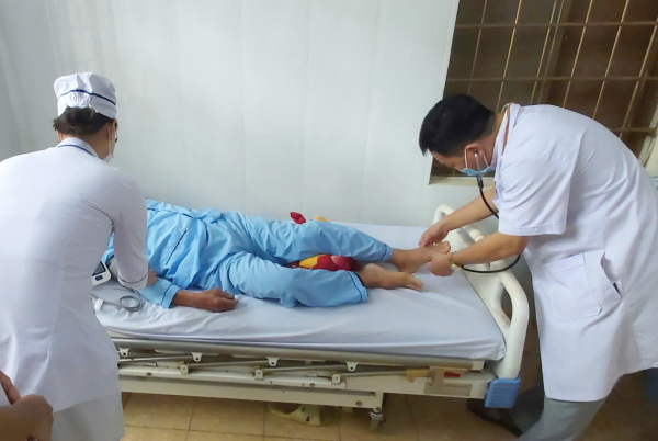 Cụ ông mang theo con rắn độc đã cắn mình khi vô bệnh viện cấp cứu -0