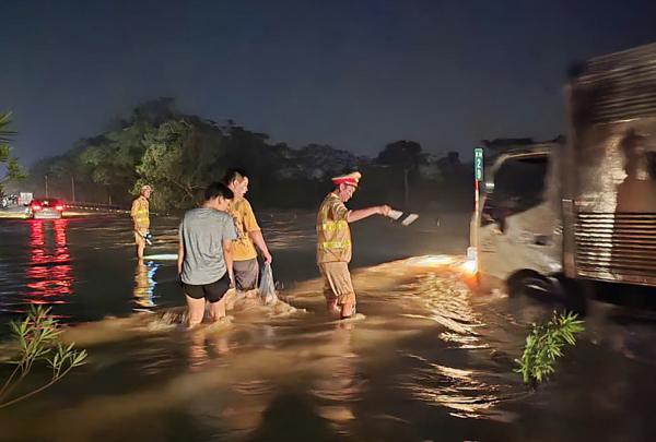 Cao tốc Hà Nội – Thái Nguyên bị ngập sâu, Cảnh sát khuyến cáo lộ trình an toàn -0