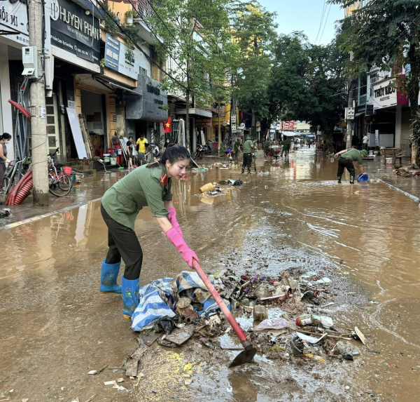 Y tế Công an tỉnh Cao Bằng khẩn trương xử lý môi trường, phun khử khuẩn phòng dịch sau lũ rút -0