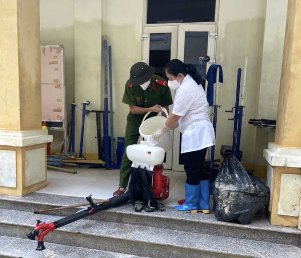 Y tế Công an tỉnh Cao Bằng khẩn trương xử lý môi trường, phun khử khuẩn phòng dịch sau lũ rút -0