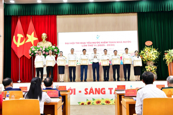 Thi đua yêu nước là để cùng nhau phát triển chứ không phải là kìm nén -0